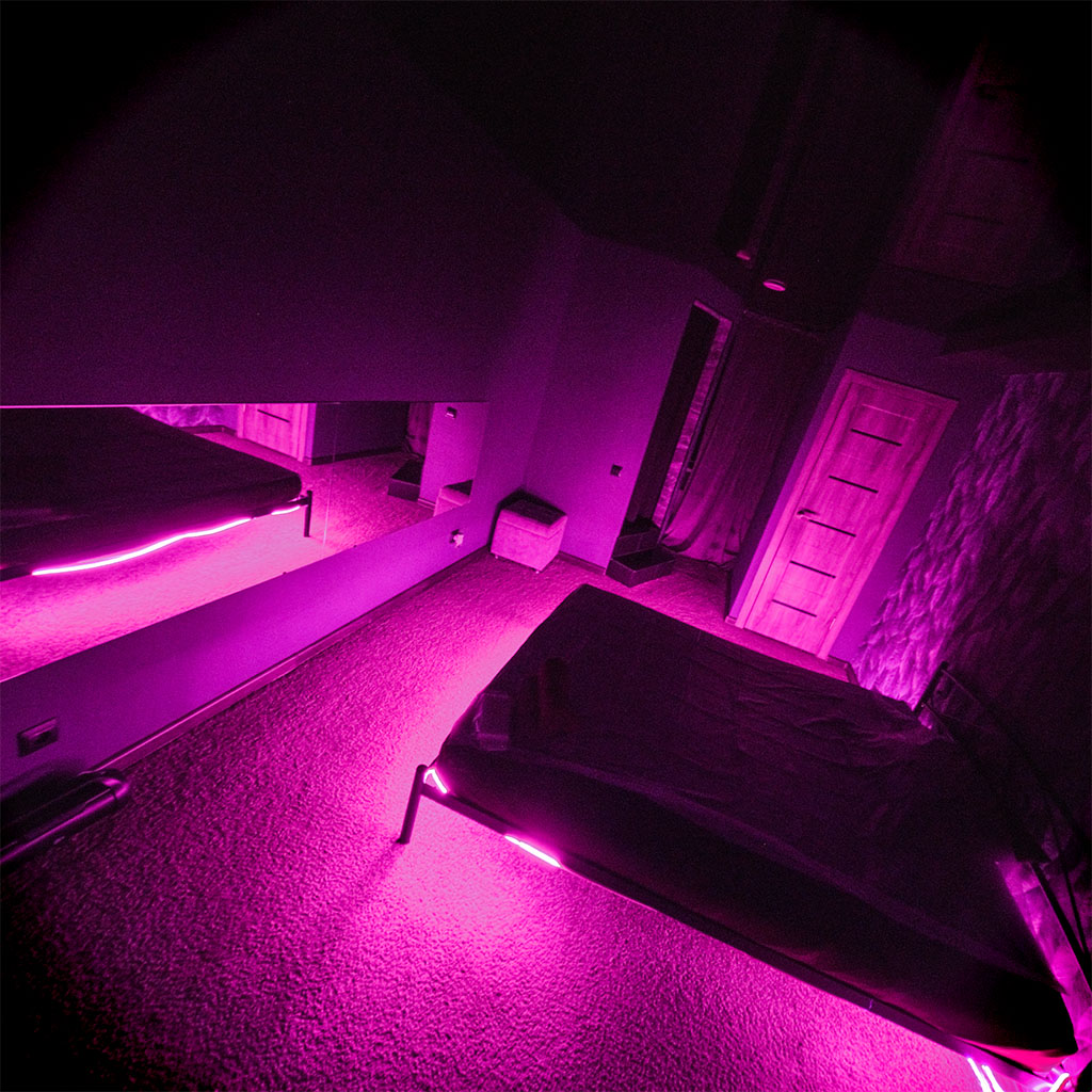 Комната с пурпурной подсветкой
